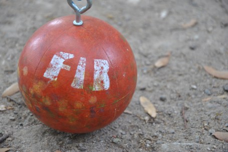 Boccia rossa con scritta FIB bianca