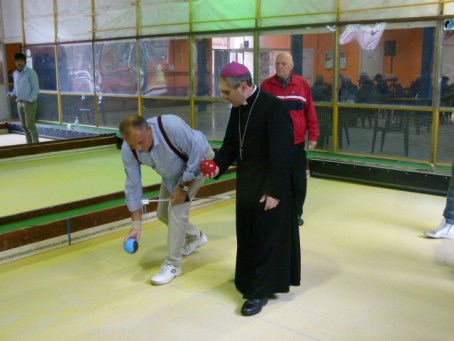 Mons. Borghetti gioca a bocce a Orbetello
