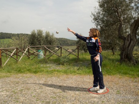 Enza Lombardi gioca a petanque a Riparbella - Foto di Francesco Rosella